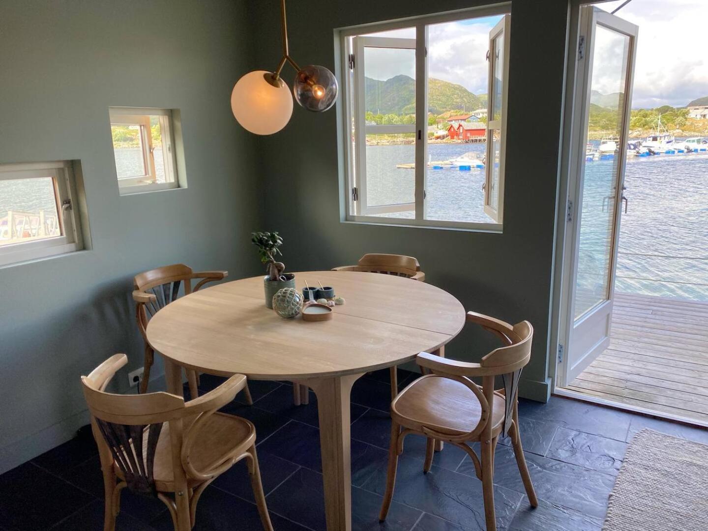 Charming Waterfront In Ballstad, Lofoten