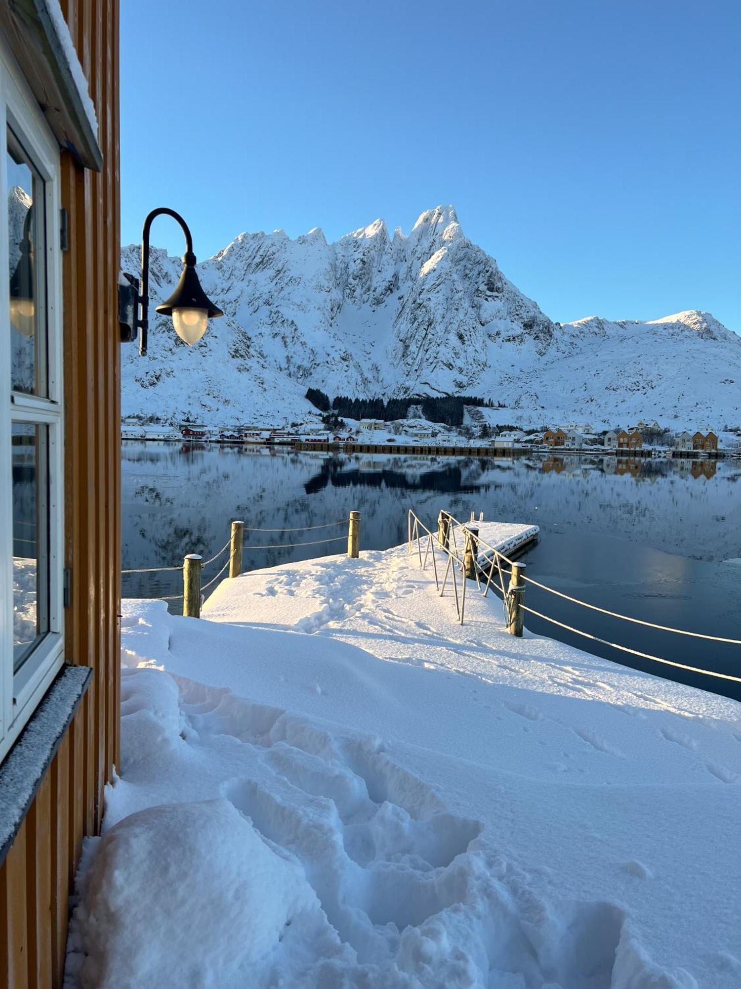 Charming Waterfront In Ballstad, Lofoten