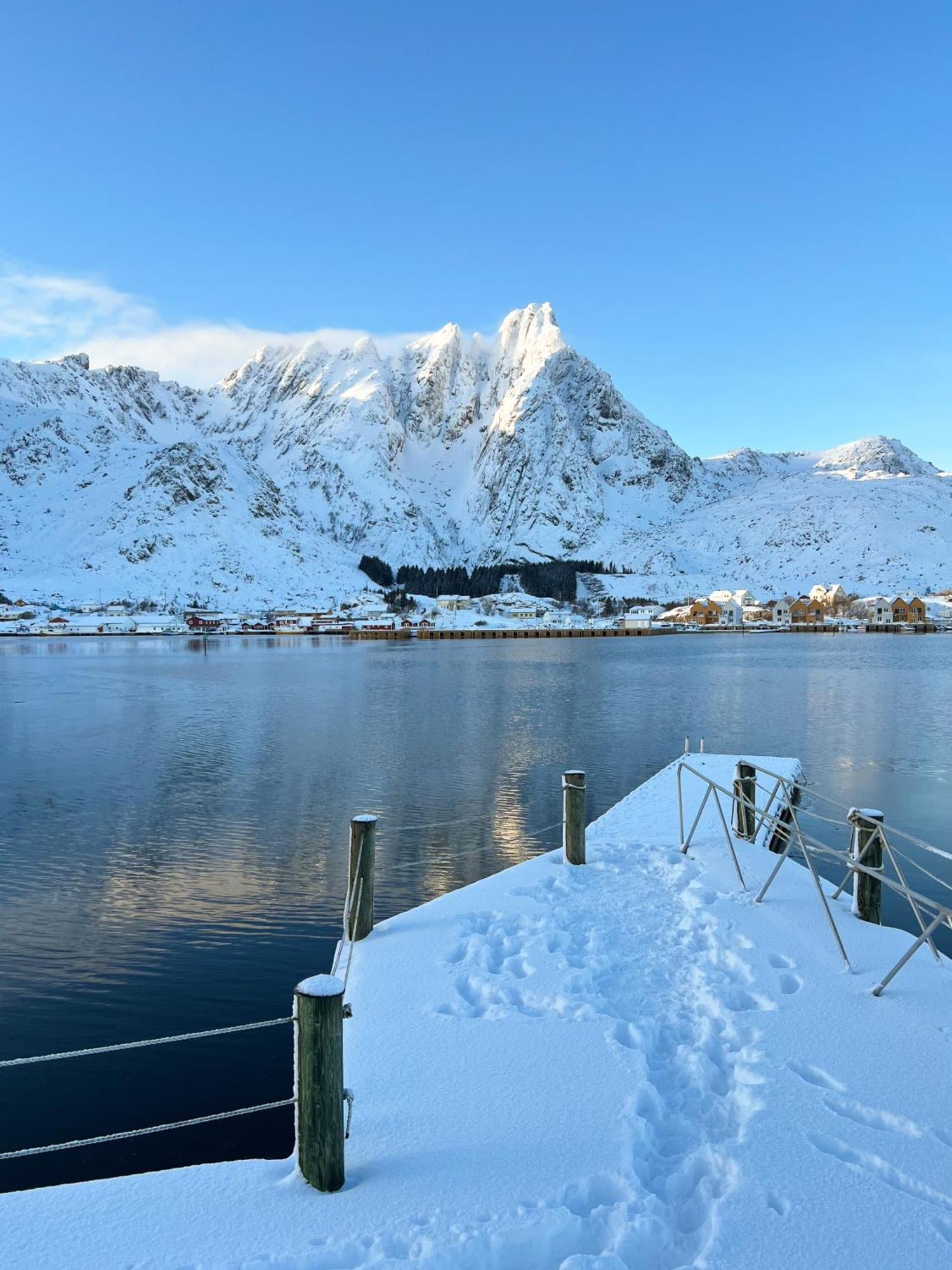 Charming Waterfront In Ballstad, Lofoten Ferienhaus